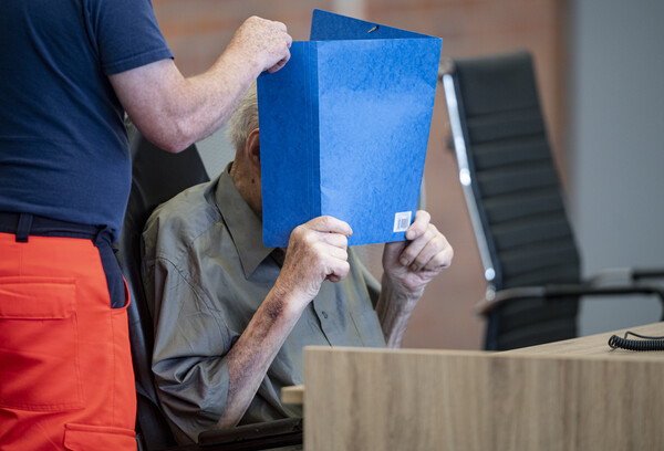 Ολοκαύτωμα: Πρώην φρουρός ναζιστικού στρατοπέδου συγκέντρωσης καταδικάστηκε 101 ετών