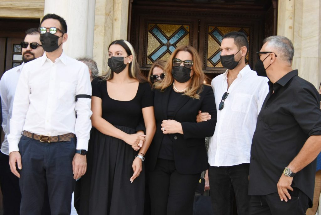 Δέσποινα Μοιραράκη: Συντετριμμένη στην κηδεία του συζύγου της – Στο πλευρό της οι γιοι της
