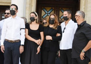 Δέσποινα Μοιραράκη: Συντετριμμένη στην κηδεία του συζύγου της – Στο πλευρό της οι γιοι της
