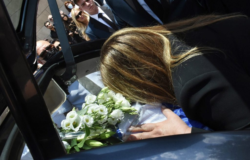 Δέσποινα Μοιραράκη: «Ράγισε» καρδιές ο επικήδειος της στην κηδεία του συζύγου της