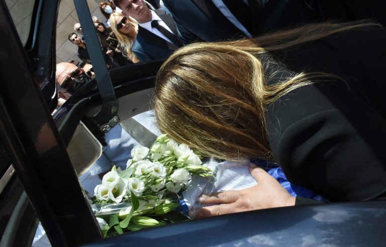 Δέσποινα Μοιραράκη: «Ράγισε» καρδιές ο επικήδειος της στην κηδεία του συζύγου της