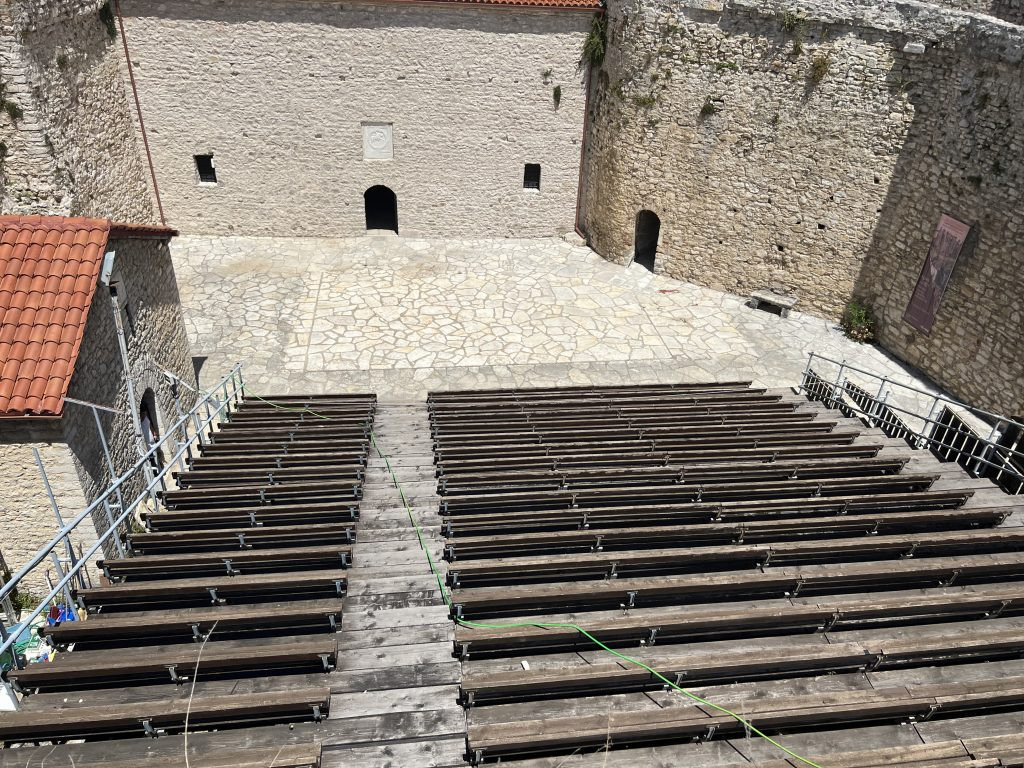 Κίνδυνος: Στον «αέρα» στέκεται η κερκίδα στο Θεατράκι του Κάστρου στην Άρτα