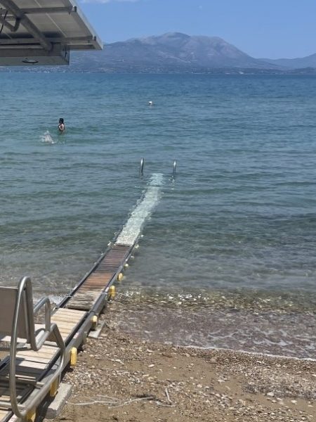 Με ράμπα πρόσβασης στη θάλασσα για ΑμεΑ εξοπλίστηκε η παραλία Πλάκας Δηλεσίου