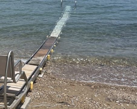 Με ράμπα πρόσβασης στη θάλασσα για ΑμεΑ εξοπλίστηκε η παραλία Πλάκας Δηλεσίου