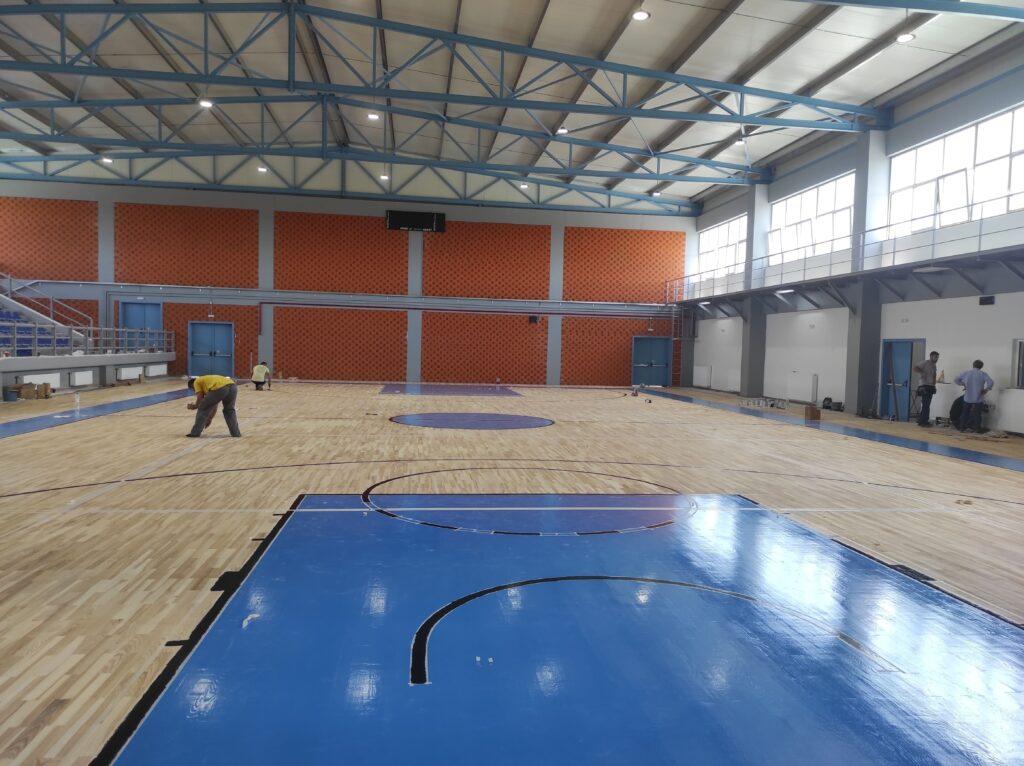 Ολοκληρώνονται οι εργασίες αποκατάστασης του παρκέ στο κλειστό γυμναστήριο Ζαχάρως
