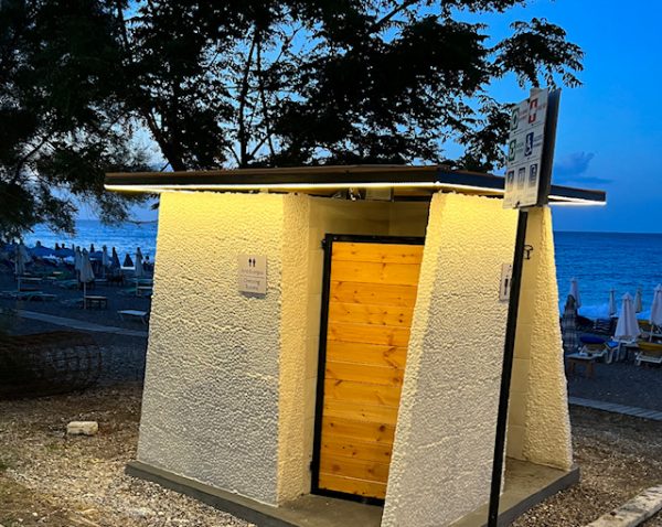 Ο Δήμος Ρόδου εγκατέστησε νέους οικίσκους ντους και αποδυτηρίων στις παραλίες