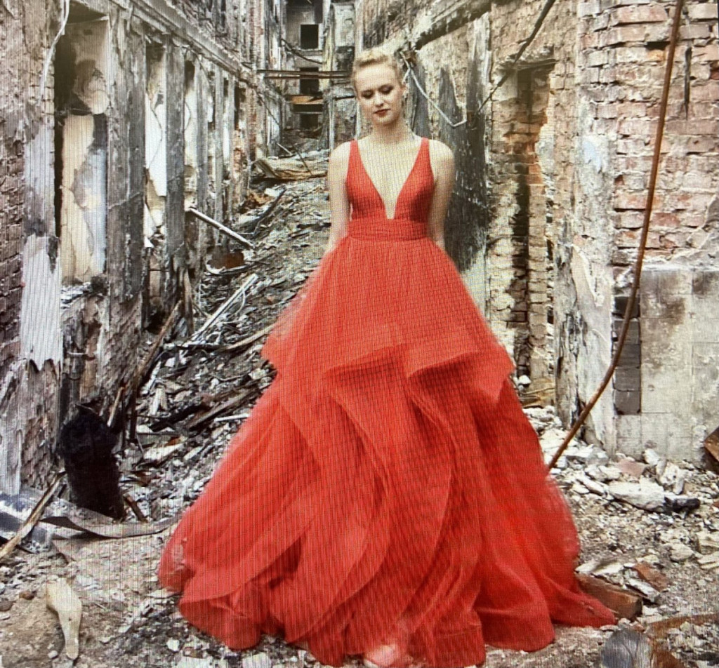 Ουκρανοί μαθητές κάνουν την αποφοίτηση τους στο βομβαρδισμένο σχολείο τους