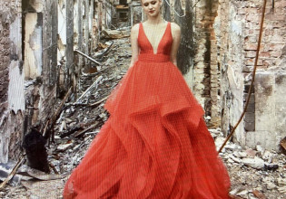 Ουκρανοί μαθητές κάνουν την αποφοίτηση τους στο βομβαρδισμένο σχολείο τους