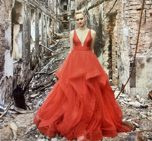 Ουκρανοί μαθητές κάνουν την αποφοίτηση τους στο βομβαρδισμένο σχολείο τους