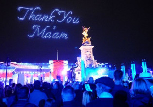 Πλατινένιο Ιωβηλαίο: Τα τρυφερά λόγια του Καρόλου για τη βασίλισσα και η λαοθάλασσα στο παλάτι