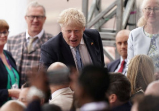 Μπόρις Τζόνσον: Παραμένει πρωθυπουργός της Βρετανίας – Απέτυχε η πρόταση μομφής