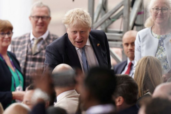 Μπόρις Τζόνσον: Παραμένει πρωθυπουργός της Βρετανίας – Απέτυχε η πρόταση μομφής