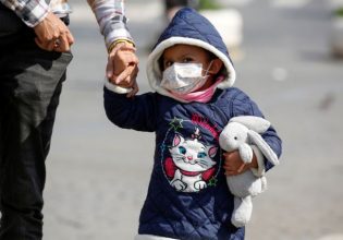 ΗΠΑ: Σχεδόν 330.000 παιδιά μολύνθηκαν από τον νέο κοροναϊό σε 4 εβδομάδες