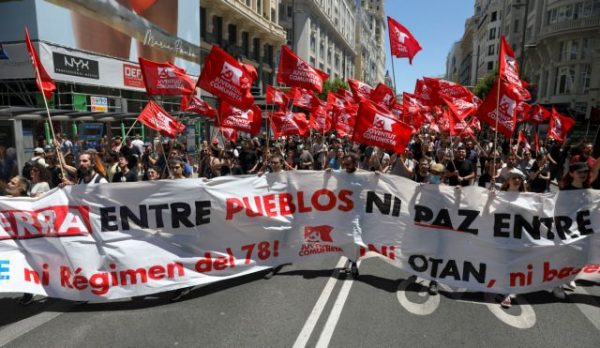 Ισπανία: Στους δρόμους με σημαίες της Σοβιετικής Ενωσης  κατά του ΝΑΤΟ
