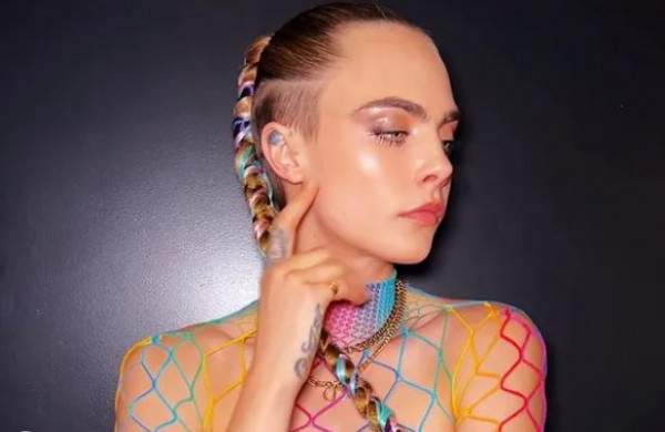 Η Κάρα Ντελεβίν μας δείχνει το νέο της κορίτσι – Τη λένε Μίνκε και είναι τραγουδίστρια