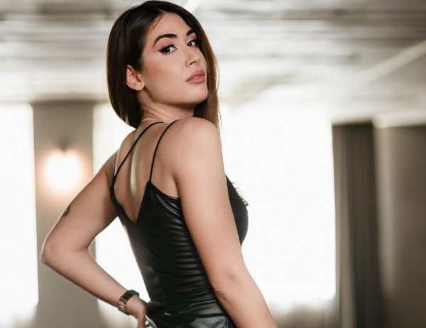 Η Έλενα Κρεμλίδου φορά δερμάτινο φόρεμα και… προκαλεί ταραχές