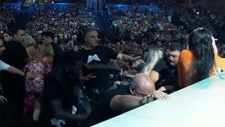 Νέα αδημοσίευτα πλάνα από το χάος των MAD VMA: Βίντεο… μέσα από τον τσακωμό