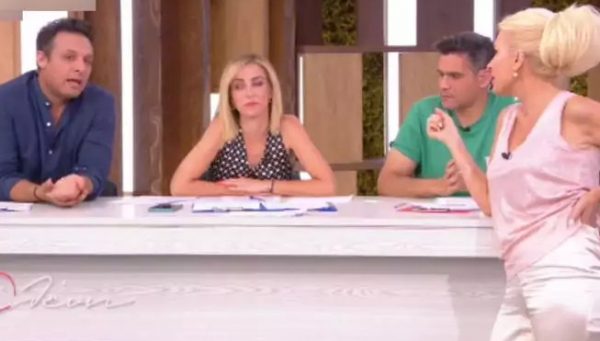 Ο… απίθανος διάλογος της Ελένης Μενεγάκη με τους συνεργάτες της στον αέρα – «Υπέγραψε κανένας;»