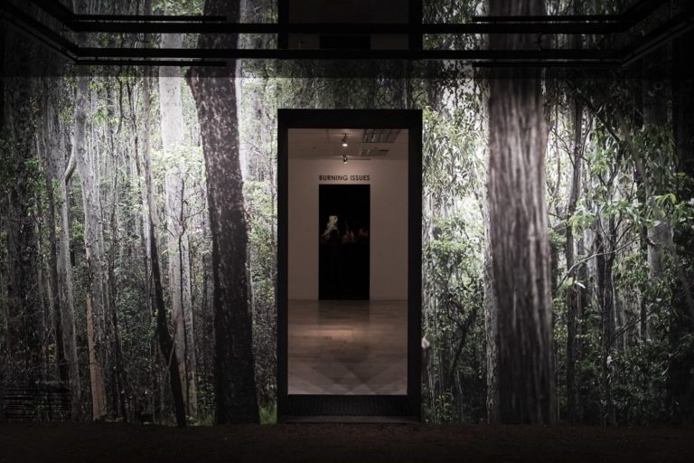 Burning Issues – Merimbula: Συζήτηση με το κοινό για την έκθεση της Δανάης Στράτου