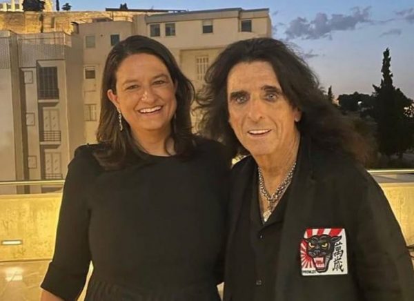 Νίκη Κεραμέως: Ποζάρει δίπλα στον Alice Cooper – Η φωτογραφία και τα σχόλια στο Twitter