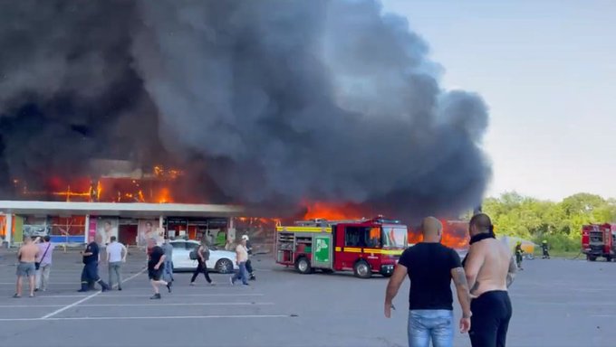 Πόλεμος στην Ουκρανία: Ρωσικοί πύραυλοι χτύπησαν γεμάτο με κόσμο εμπορικό κέντρο στο Κρεμεντσούκ - Φόβοι για νεκρούς