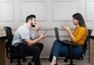 Κοροναϊός: Πόσο κινδυνεύουμε να μολυνθούμε σε μια σύντομη συζήτηση χωρίς μάσκα;