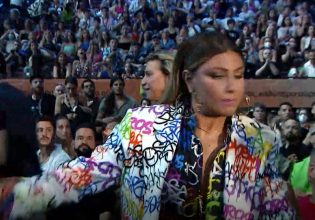 Έλενα Παπαρίζου: Οι πρώτες δηλώσεις μετά το χάος των MAD VMA – «Γι’ αυτό αποχώρησα…»