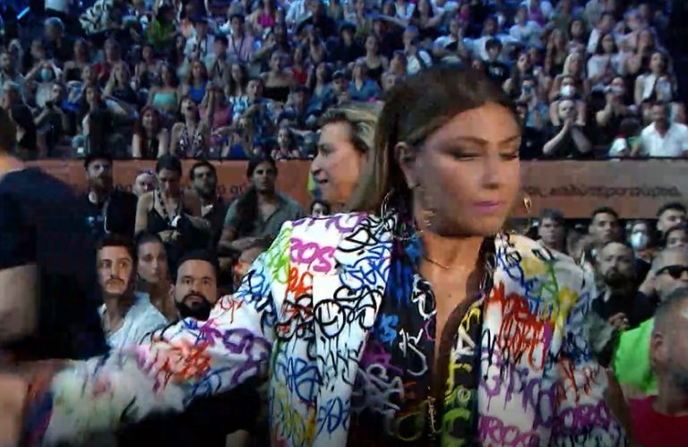 Έλενα Παπαρίζου: Οι πρώτες δηλώσεις μετά το χάος των MAD VMA – «Γι’ αυτό αποχώρησα…»