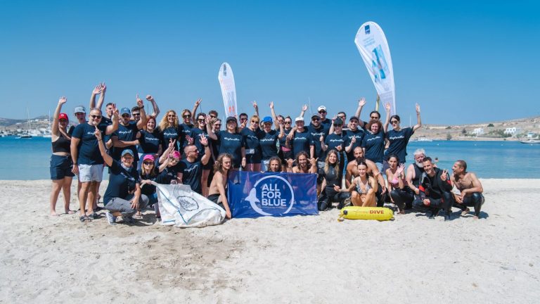 ΟΦΕΤ: Καθαρισμός της θάλασσας της Πάρου από την «πράσινη» ομάδα του Ομίλου