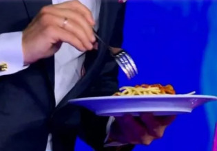 Επική στιγμή στο The masked singer! Ο Σάκης Ρουβάς έφαγε… μακαρόνια στον αέρα της εκπομπής