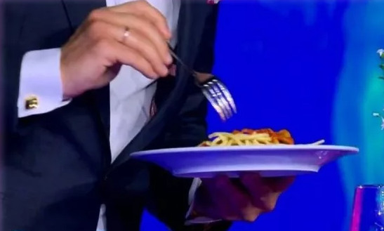 Επική στιγμή στο The masked singer! Ο Σάκης Ρουβάς έφαγε… μακαρόνια στον αέρα της εκπομπής