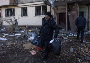 Ουκρανία: «Άρχισαν να βγαίνουν κάτοικοι από το εργοστάσιο Αζότ» – Ελέγχουν το Σεβεροντονέτσκ οι Ρώσοι