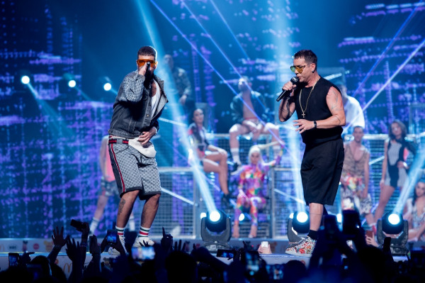 MAD VMA 2018: «Ξεσήκωσαν» το κοινό με το Gucci φόρεμα Γιώργος Μαζωνάκης και SNIK