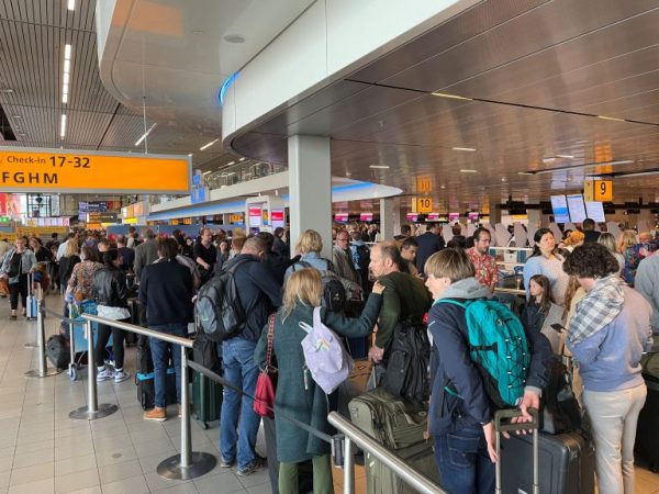 Ολλανδία: Το αεροδρόμιο του Άμστερνταμ περιορίζει τον αριθμό επιβατών το καλοκαίρι