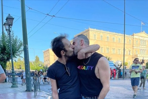 Αύγουστος Κορτώ: Φιλάει δημόσια τον σύντροφό του - Δεν προκαλεί, δεν απειλεί, το φιλί είναι φιλί