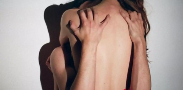 Ο Γιάννης Βούρος αποκαλύπτει την καλύτερη ερωτική σκηνή στην ελληνική τηλεόραση