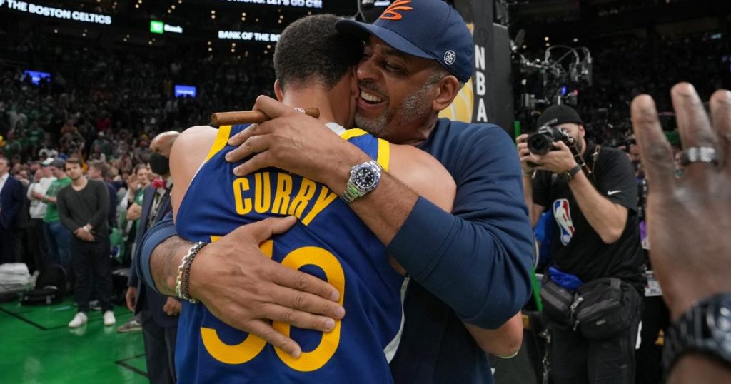 Συγκλονιστική στιγμή: Ο Κάρι στην αγκαλιά του πατέρα του με δάκρυα στα μάτια