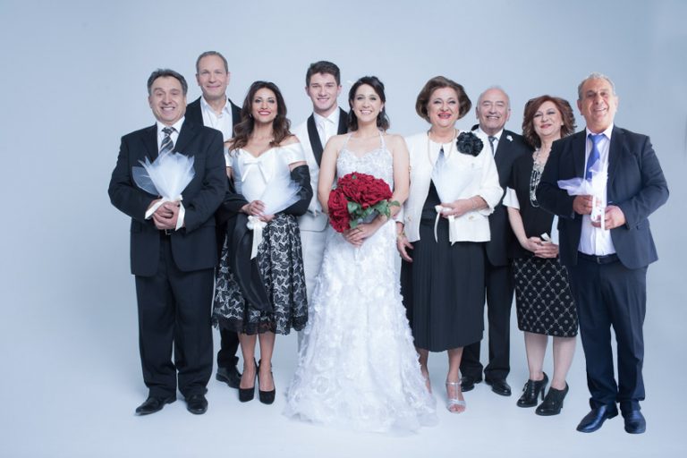 Συμπέθεροι από τα Τίρανα: Όλοι οι σταθμοί της καλοκαιρινής περιοδείας της θρυλικής παράστασης