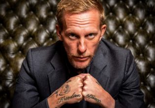 Ομοφοβία: Το Twitter «έριξε» τον λογαριασμό βρετανού ηθοποιού που ανάρτησε πολύχρωμη σβάστικα