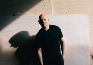 Ο σκηνοθέτης Ούλριχ Ράσε μιλά για τον «Αγαμέμνονα» που κάνει παγκόσμια πρεμιέρα στην Επίδαυρο