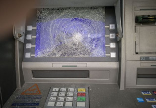 Επίθεση σε υποκατάστημα τράπεζας 300 μέτρα από τη ΓΑΔΑ