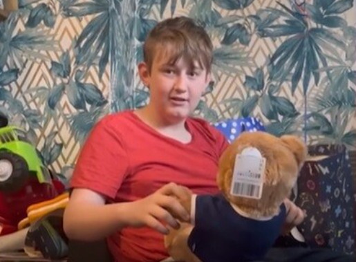 Του κάνανε δώρο τη φωνή της νεκρής μητέρας του και ξέσπασε σε λυγμούς