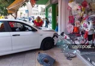 Ηράκλειο: Αυτοκίνητο παρέσυρε δίκυκλα και «μπούκαρε» σε τζαμαρία καταστήματος