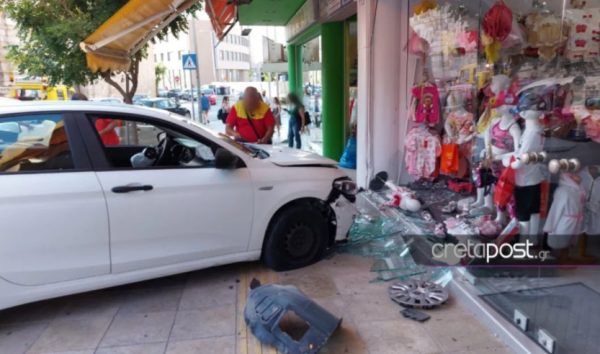 Ηράκλειο: Αυτοκίνητο παρέσυρε δίκυκλα και «μπούκαρε» σε τζαμαρία καταστήματος