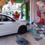 Ηράκλειο: Αυτοκίνητο παρέσυρε δίκυκλα και «μπούκαρε» σε τζαμαρία καταστήματος