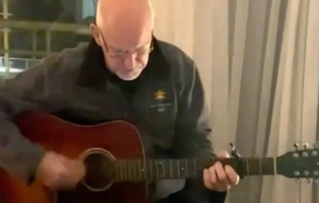 Ο Γιώργος Παπανδρέου παίζει στην κιθάρα το «Καλημέρα Ήλιε»