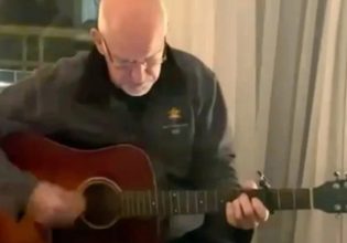 Ο Γιώργος Παπανδρέου παίζει στην κιθάρα το «Καλημέρα Ήλιε»