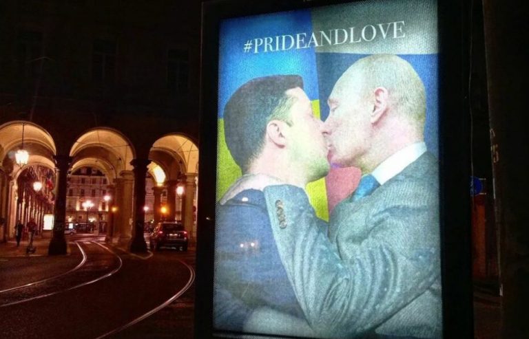 Πούτιν και Ζελένσκι ανταλλάσσουν φιλί στο στόμα – Η ιδιαίτερη αφίσα με αφορμή το pride