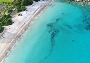 Πώς θα πάτε στη μυστική παραλία κάτω από το ακριβότερο σπίτι της Ελλάδας