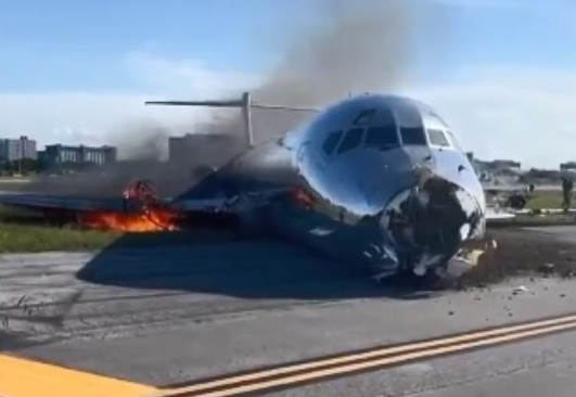 Μαϊάμι: Αεροπλάνο έπιασε φωτιά μετά από πρόσκρουση